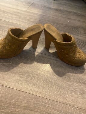 Splash Embroidered Tan Slip-On Mules with Gold Accents